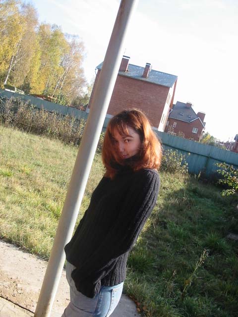 Настя позирует